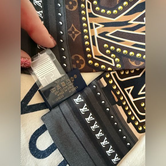 Louis Vuitton Silk Scarf Bandeau LV World Maroon New - Picture 5 of 15